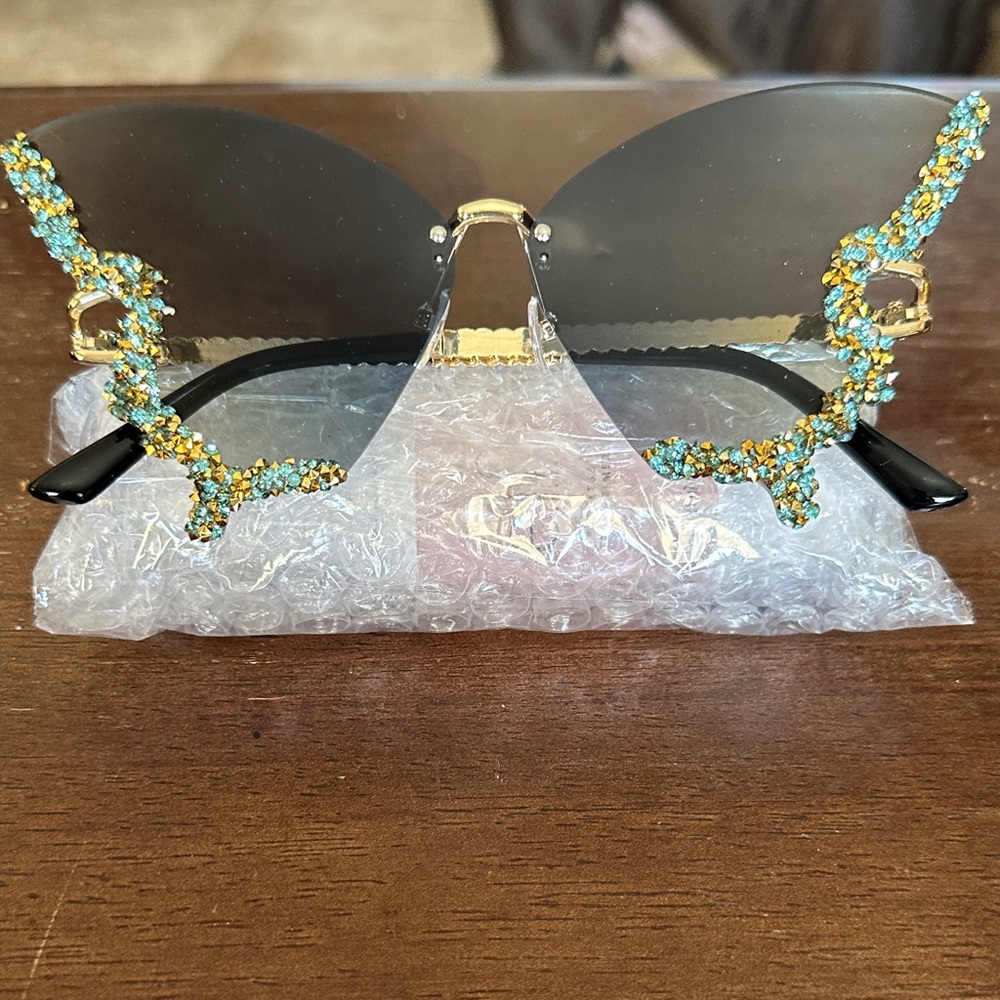 Elegant Black and Gold Embellished Sunglasses